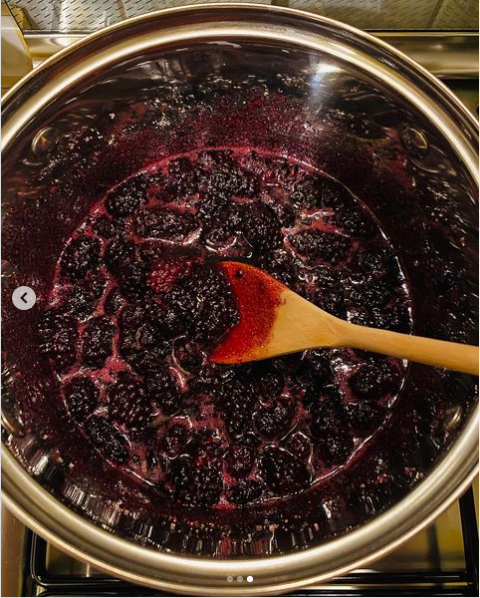 Delicious blackberry jam: preserves maximum vitamins