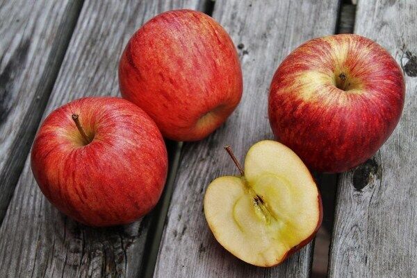Czy trzeba obierać jabłka podczas robienia dżemu?