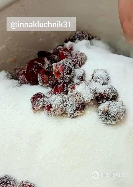 Tylko jagody i cukier: jak zrobić czereśnie we własnym soku na zimę