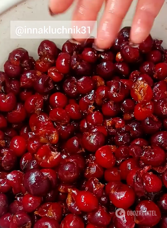 Just berries and sugar: how to make sweet cherries in your own juice for the winter