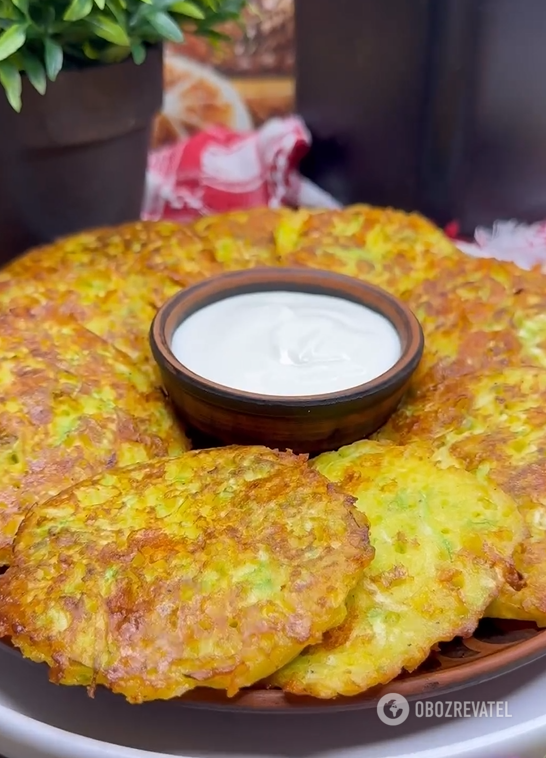 Zucchini pancakes in a new way: what to add to the dish for a better taste