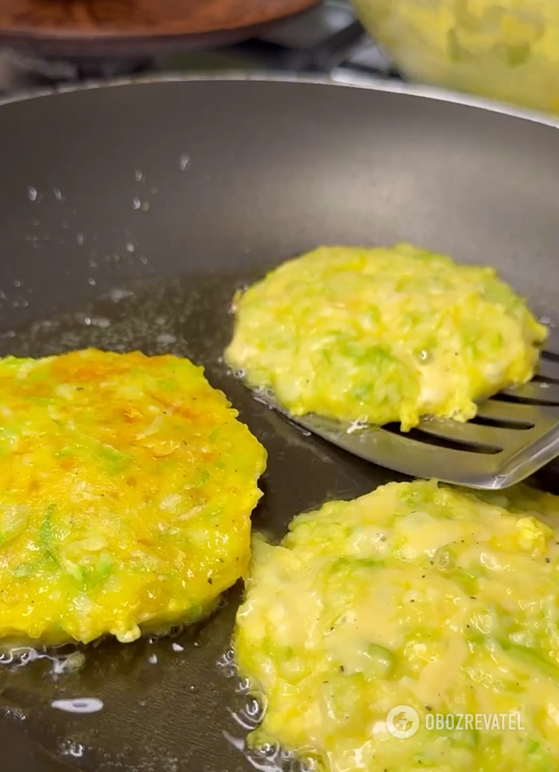 Zucchini pancakes in a new way: what to add to the dish for a better taste