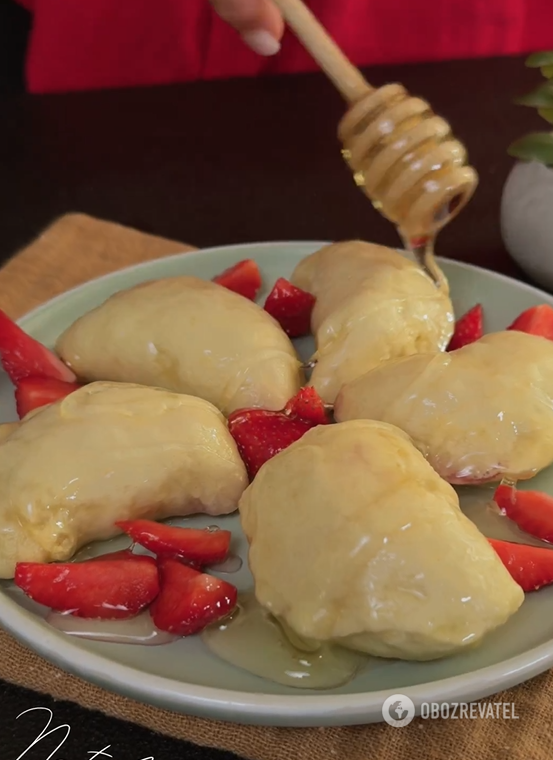 Sweet dumplings with strawberries: how to make a fluffy and elastic dough