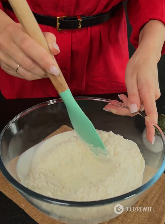 Sweet dumplings with strawberries: how to make a fluffy and elastic dough