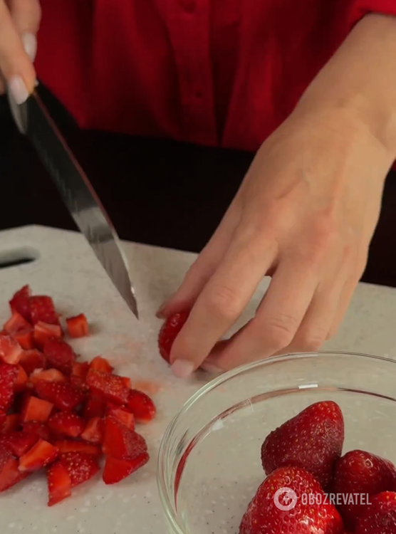 Sweet dumplings with strawberries: how to make a fluffy and elastic dough