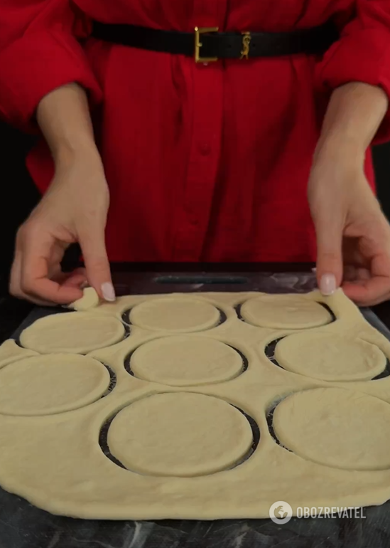 Sweet dumplings with strawberries: how to make a fluffy and elastic dough