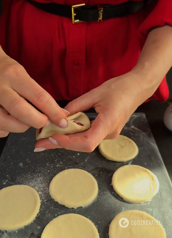 Sweet dumplings with strawberries: how to make a fluffy and elastic dough