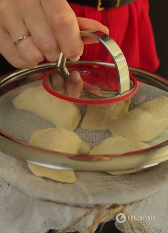 Sweet dumplings with strawberries: how to make a fluffy and elastic dough