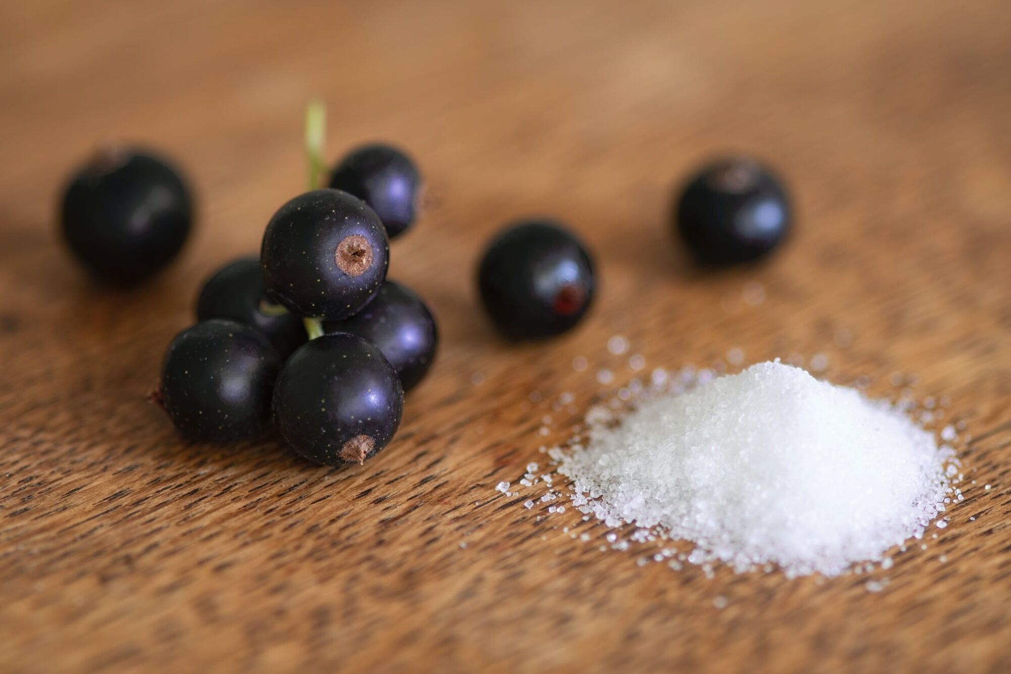 Currants with sugar.