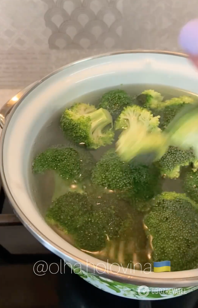 Cooked broccoli for a dish