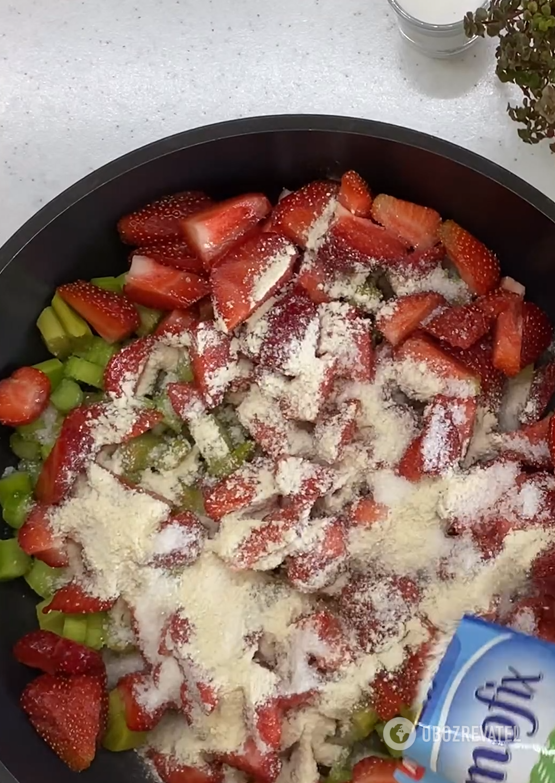 A real hit this summer: how to make strawberry and rhubarb cobbler