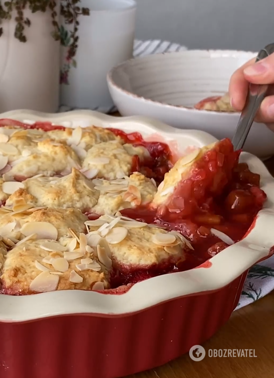 A real hit this summer: how to make strawberry and rhubarb cobbler