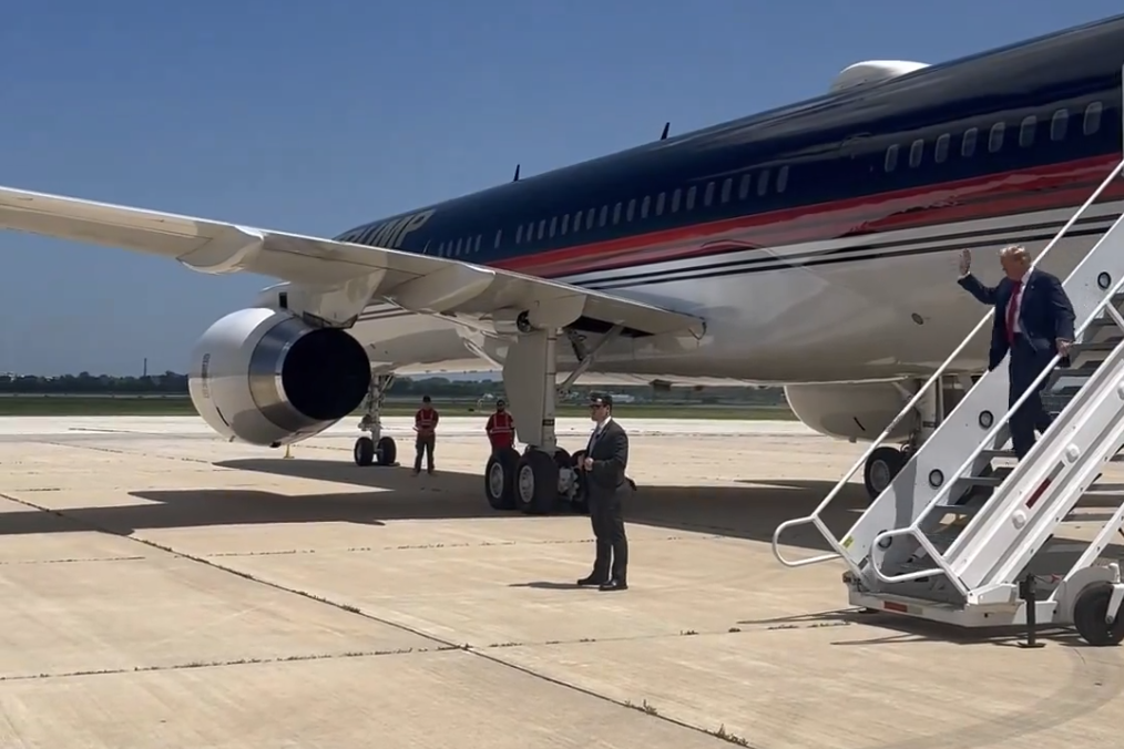 Donald Trump is embarrassed as he waves to an imaginary crowd. Video