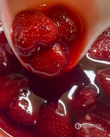 Strawberry jam in a hurry: how to cook to preserve all the vitamins