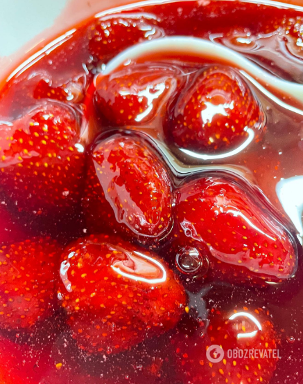 Strawberry jam in a hurry: how to cook to preserve all the vitamins