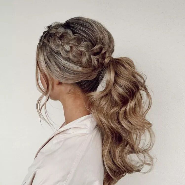 Simple and stylish: 10 hairstyles for the summer that will save you from the heat. Photo