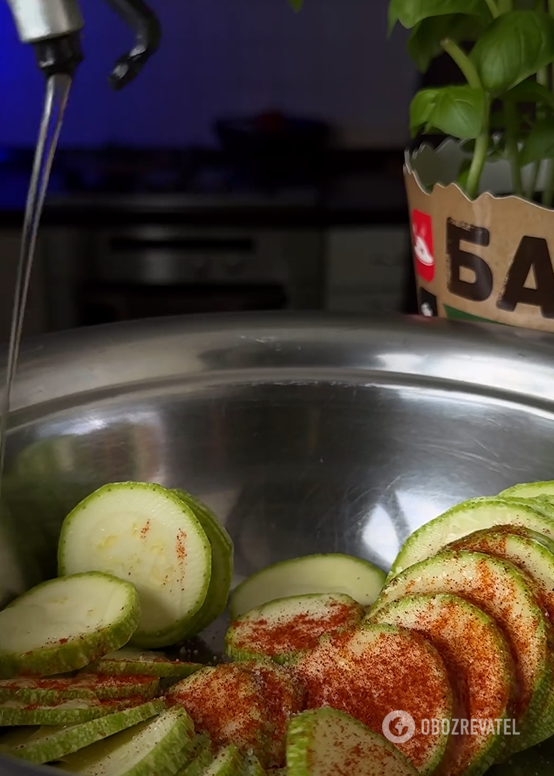 How to bake zucchini deliciously in the oven: be sure to add plenty of cheese