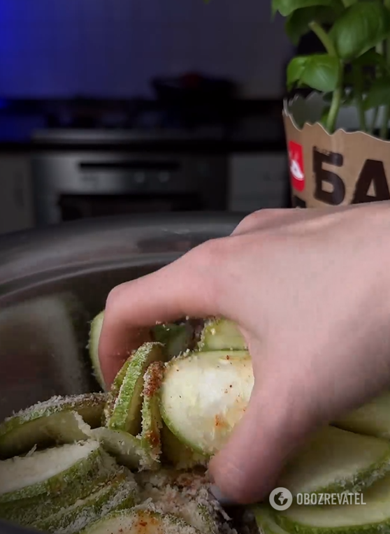 How to bake zucchini deliciously in the oven: be sure to add plenty of cheese