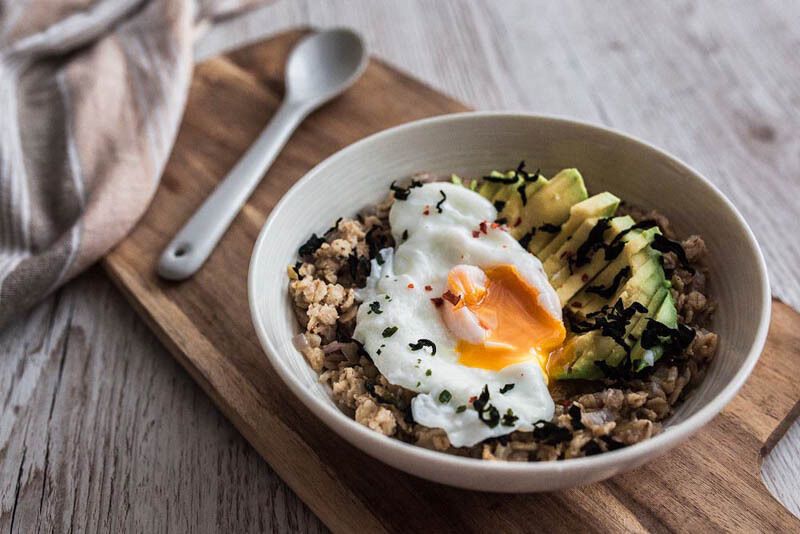 Breakfast in 10 minutes: oatmeal with avocado and poached egg