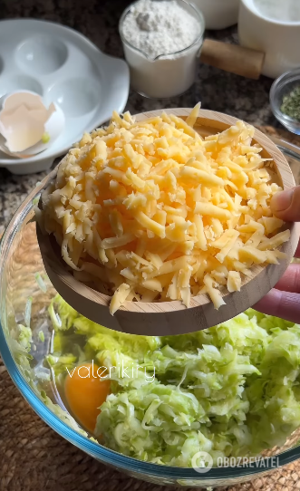 Zucchini and cheese chips: how make them crispy outside and soft inside