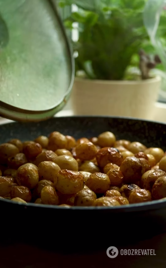 Roasted young potatoes with garlic: they have never tasted better