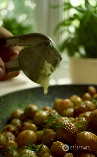 Roasted young potatoes with garlic: they have never tasted better