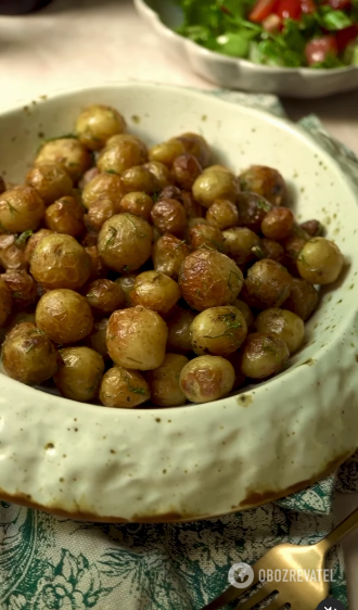 Roasted young potatoes with garlic: they have never tasted better