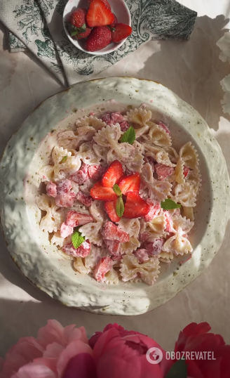 Pasta with strawberries: for those who do not want to spend too much time on sweet dumplings
