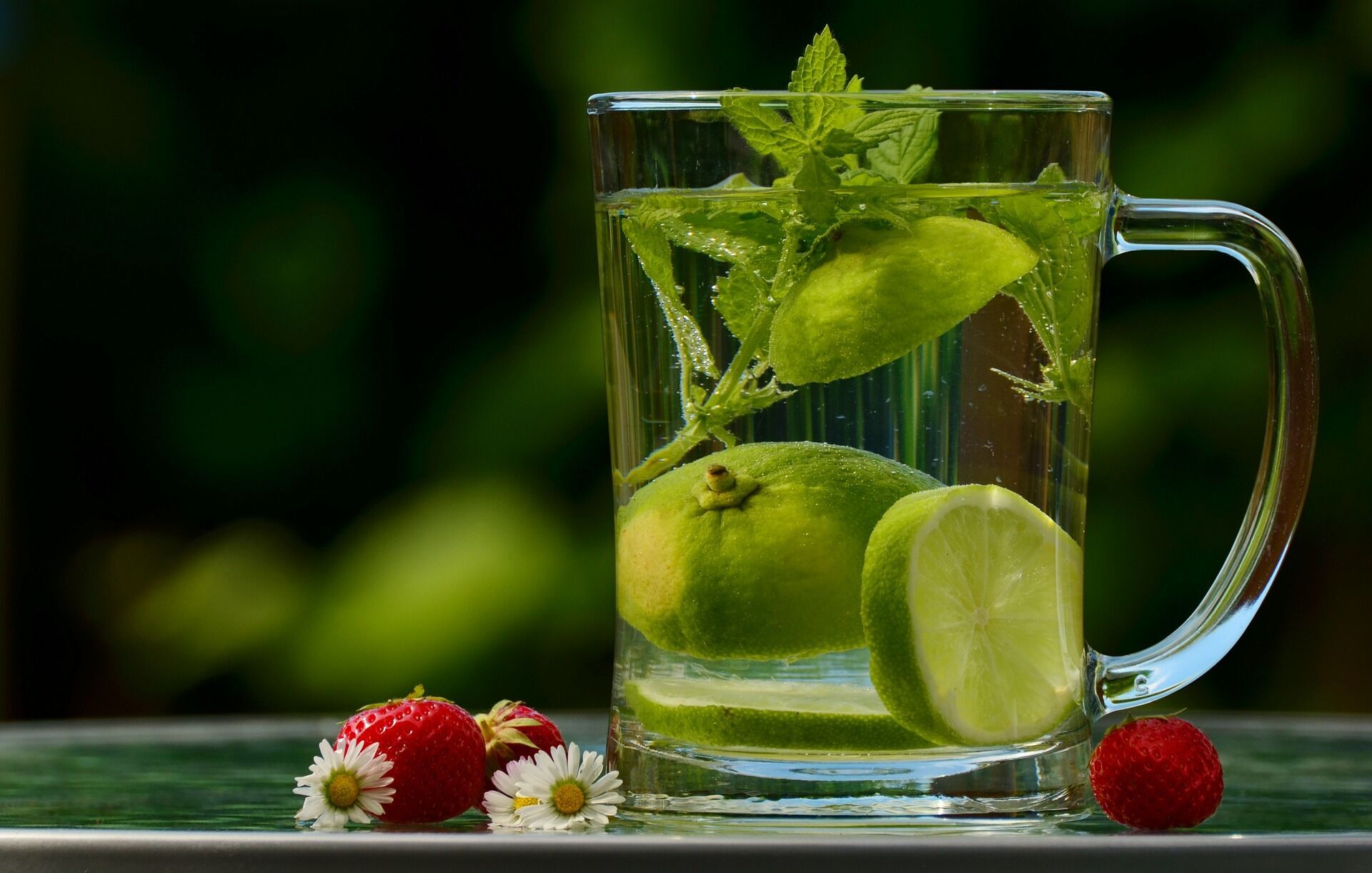 Tea with lime and strawberries