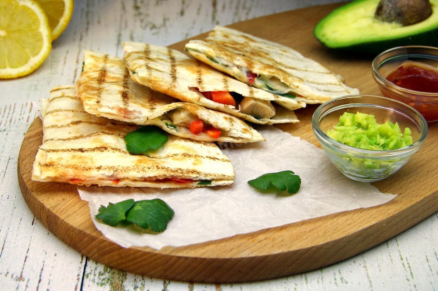 How to cook a delicious quesadilla with chicken