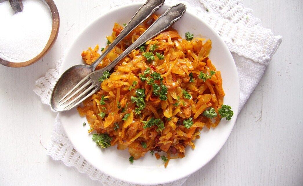 How to cook stewed cabbage deliciously