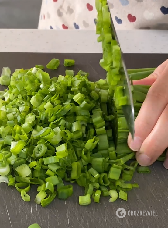 What to cook if you have a lot of green onions: a simple dish in minutes