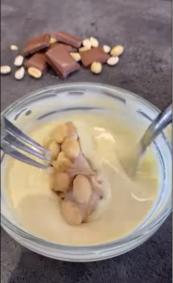 Homemade snickers with banana: how to make a spectacular dessert quickly