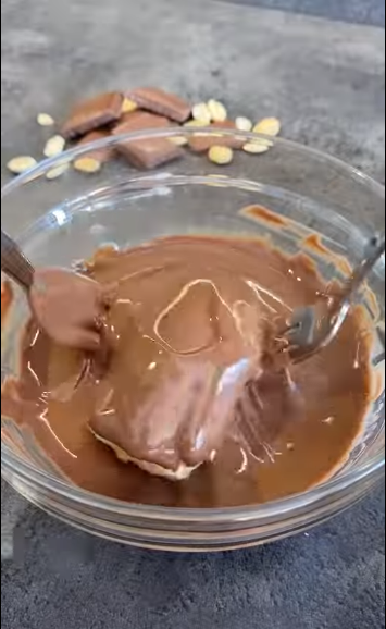 Homemade snickers with banana: how to make a spectacular dessert quickly