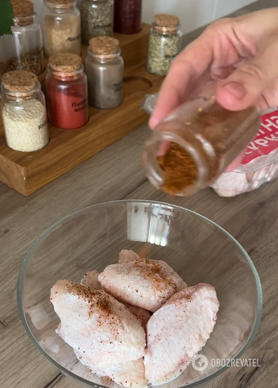 Appetizing crispy chicken wings in a pan: the secret is in the sauce