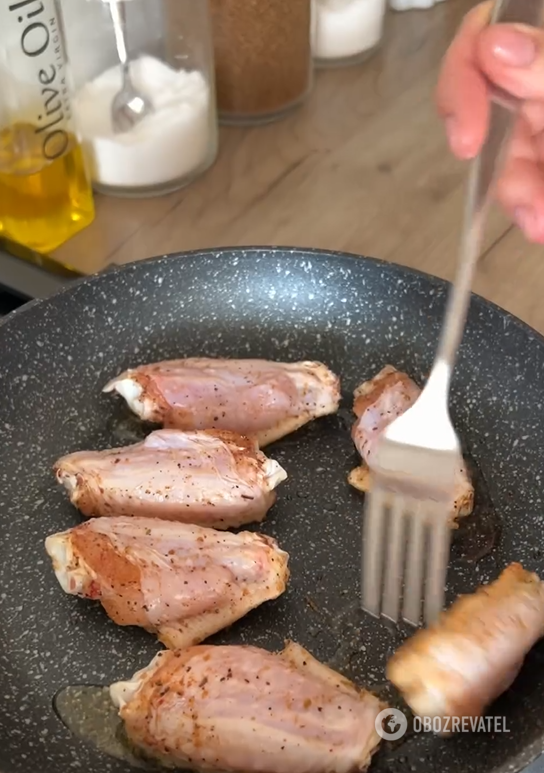 Appetizing crispy chicken wings in a pan: the secret is in the sauce