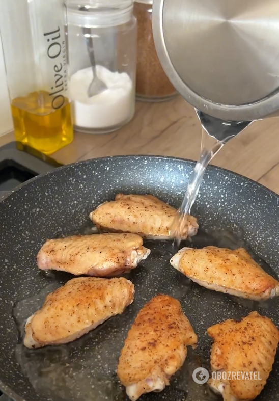 Appetizing crispy chicken wings in a pan: the secret is in the sauce