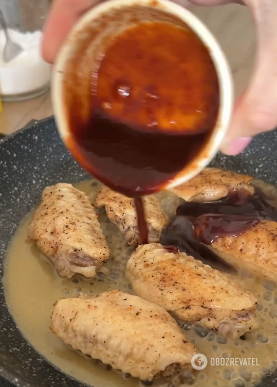 Appetizing crispy chicken wings in a pan: the secret is in the sauce