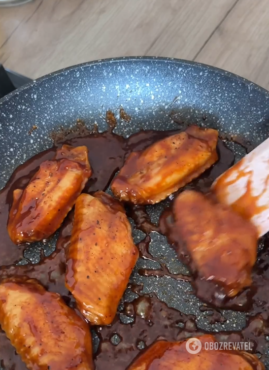 Appetizing crispy chicken wings in a pan: the secret is in the sauce