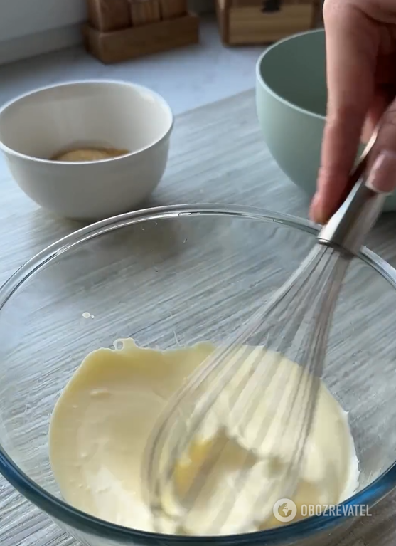 How to make dough for a fluffy raspberry cupcake: the perfect pastry for tea