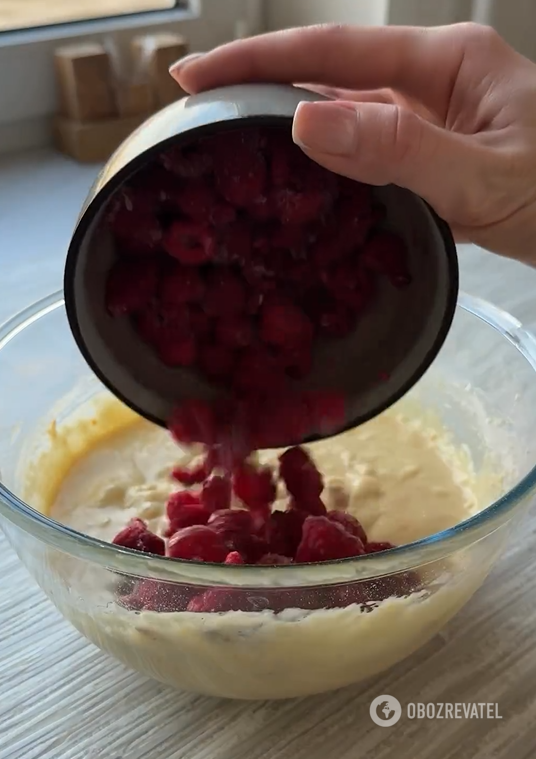 How to make dough for a fluffy raspberry cupcake: the perfect pastry for tea