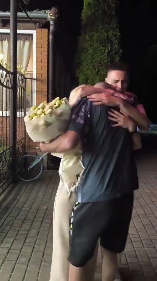 After 27 months of captivity: Snake island defender Volodymyr Abazher returned home for his son's graduation. A touching video