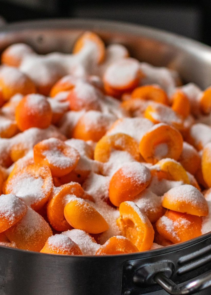 Apricots need to be covered with sugar.