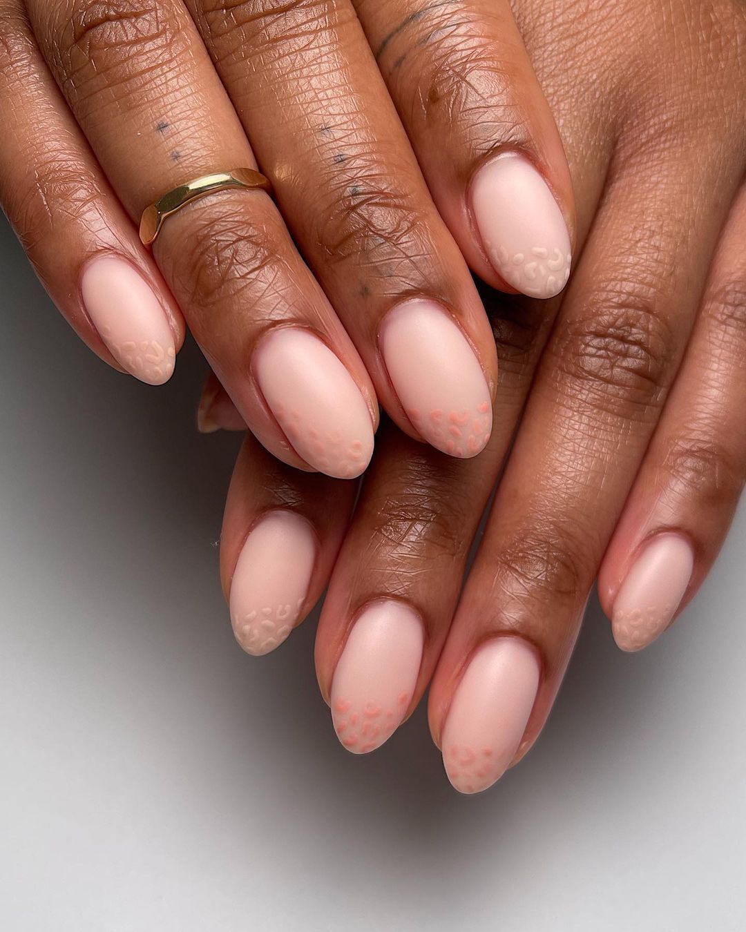 Linen nails are a new fashion trend in 2024. What is this manicure that will appeal to lovers of minimalism