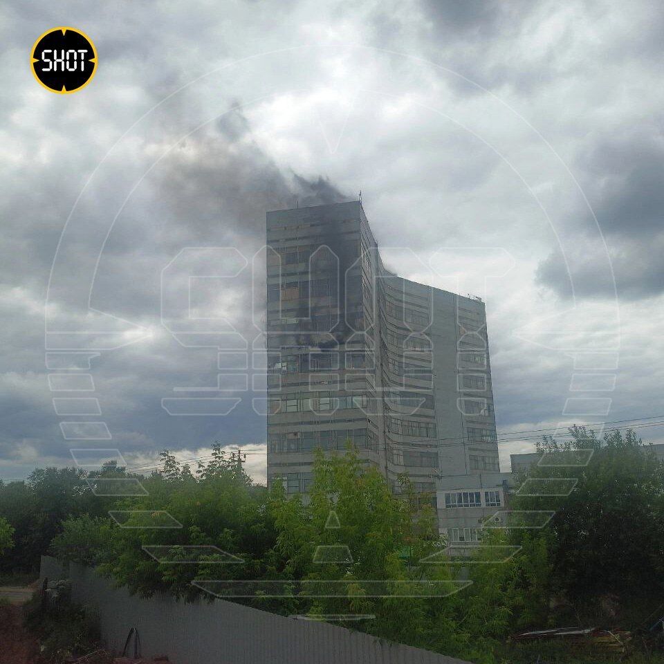 A massive fire broke out in the Moscow region on the territory of an institute that develops electronics for defense. Video