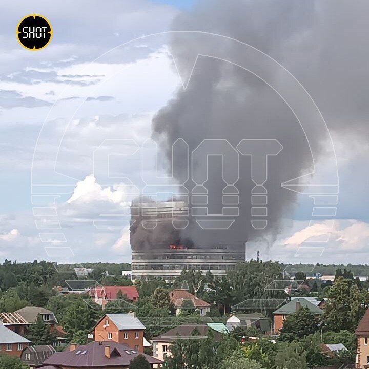 A massive fire broke out in the Moscow region on the territory of an institute that develops electronics for defense. Video