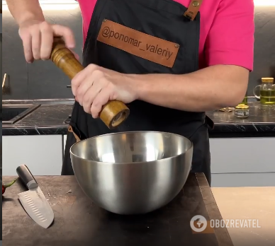 Adding spices to mussels