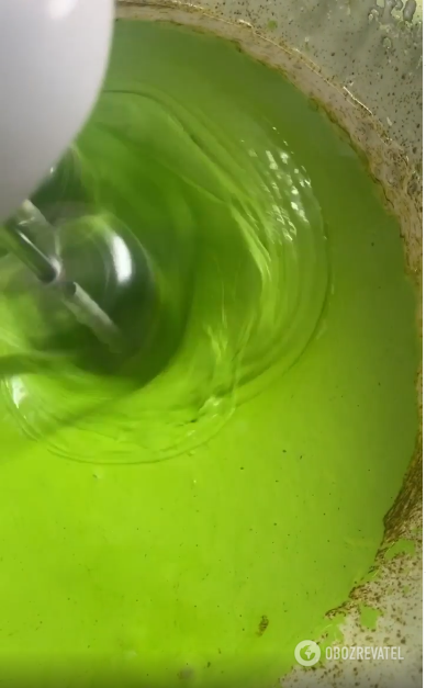 Whipping gelatin with dye