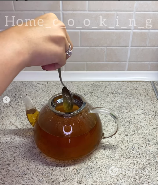 Adding honey to tea