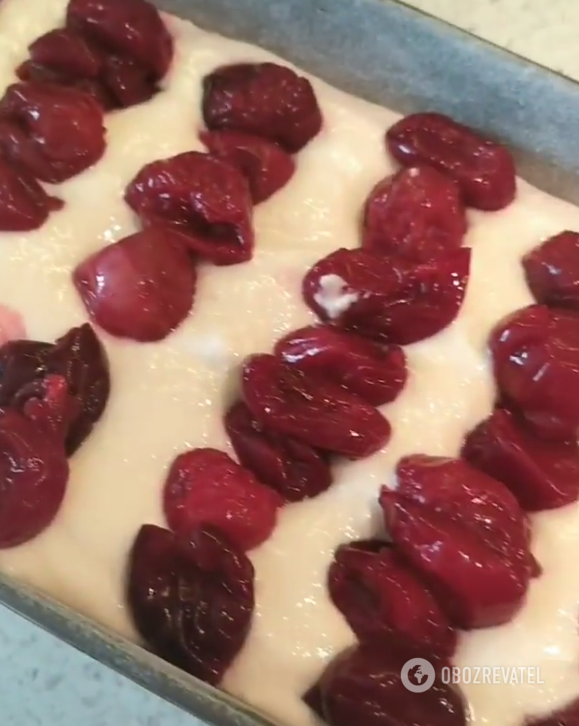 No flour needed: how to make a fluffy cottage cheese casserole with cherries